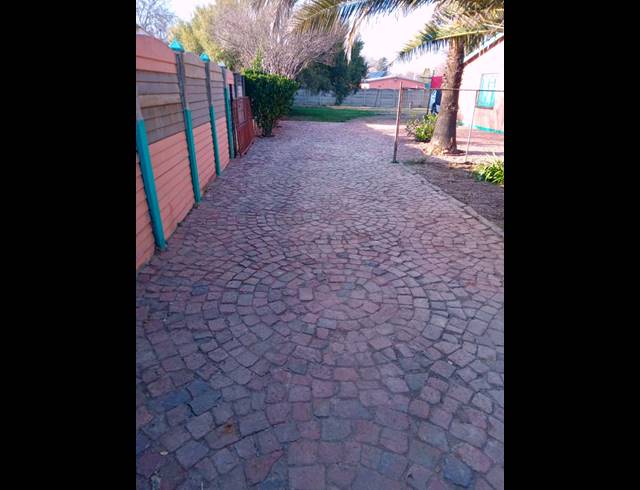 2 BEDROOM HOUSE TO LET IN SONLAND PARK
